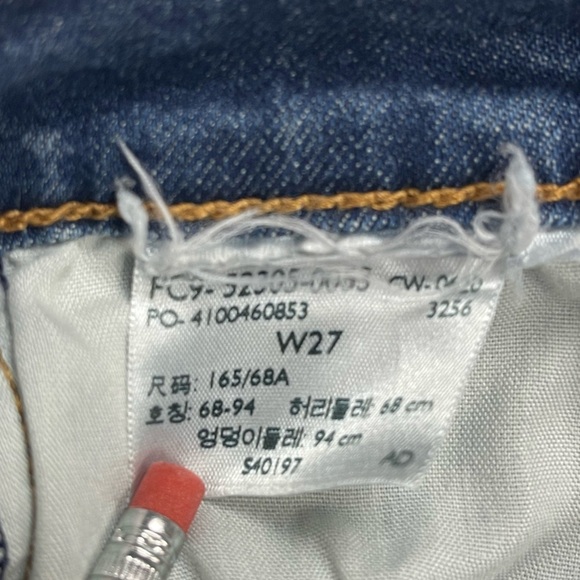 Levi's Wedgie Skinny High-Waisted Raw Hem Denim Shorts Medium Wash Sz 27 - Picture 8 of 8